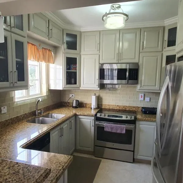Infinity Townhomes at Bagatelle, hotel v destinaci Saint James