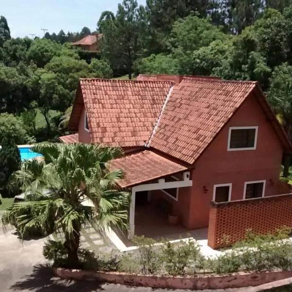 Linda casa em condomínio ecológico de alto padrão a 1h de SP, Terreno de 1500m2 com amplo gramado e piscina, WiFi para Home Office, Área gourmet com churrasqueira, forno de pizza e lareira aconchegante