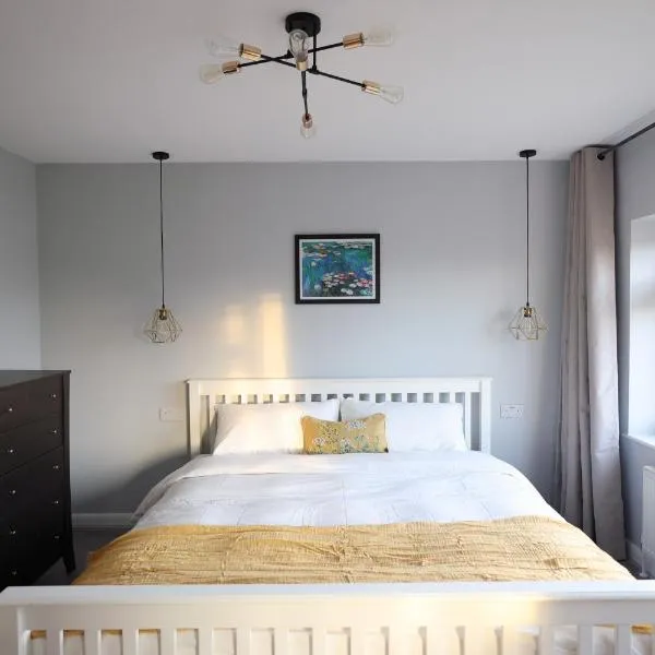 Bath City Skyline Spacious 3 Bed House for family, hotel u gradu Bat