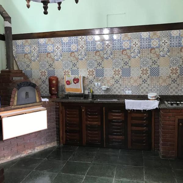 Lindo e aconchegante chalé com piscina, lareira e churrasqueira - Foto 3