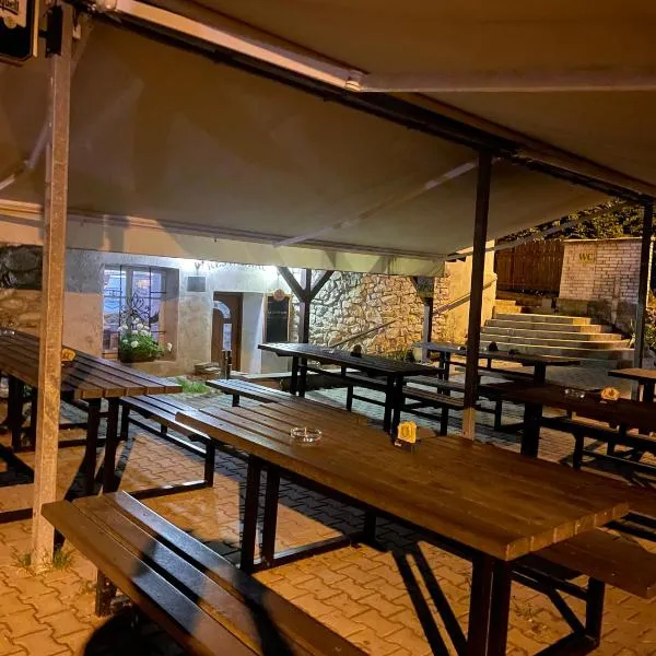 Penzion Na Zastávce, hotel v destinaci Český Šternberk