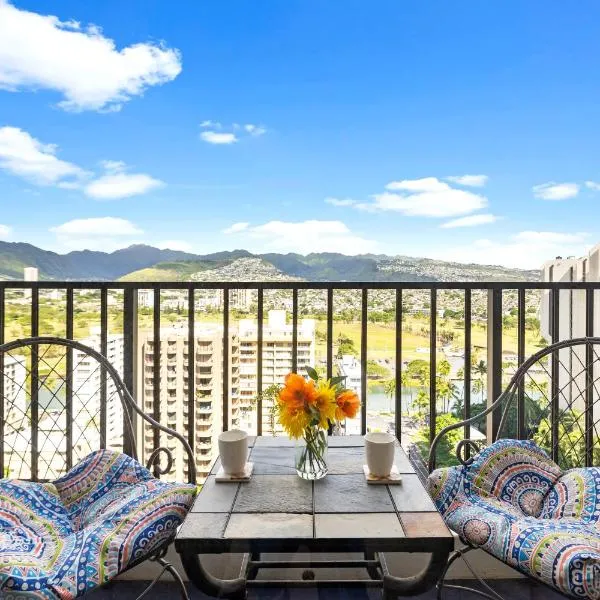 Waikiki retreat with lanai, pool, & beach access – hotel w mieście Honolulu