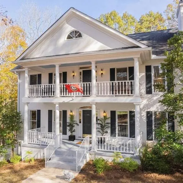 Large Luxury House, 4 King Beds & 21 Total, Hot Tub, Theater, Fireplace, Game Room, Ping-pong, Pool Table, Air Hockey, Arcade, River, Big Kitchen, Nice Porch, Quiet, Good for Families and Large Groups, Near UGA Golf Course, Close to UGA & Stanford Stadium, hotel di Athens