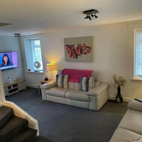 Rural Chapel Cottage near airport bar & hot tub, hotel v destinaci Aberdeen