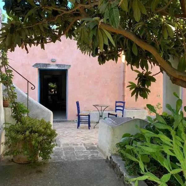 House Il Mandarino, terrace overlooking the sea: Malfa'da bir otel