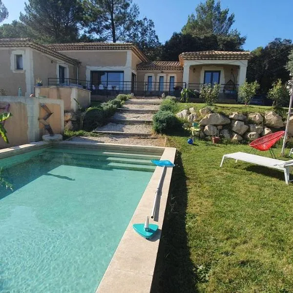 Superbe villa avec piscine, hotel i Saint-Alexandre