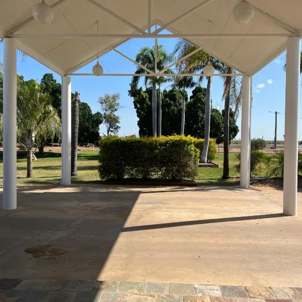 Albert Park Motor Inn - Undercover Parking - King Beds, Hotel in Longreach
