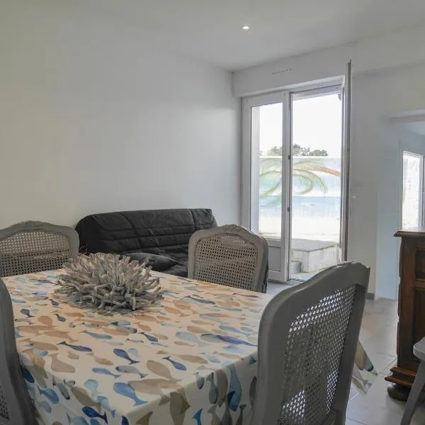 Appartement central à Le Palais avec cour ensoleillée, animaux acceptés - FR-1-418-222, hotel i Le Palais