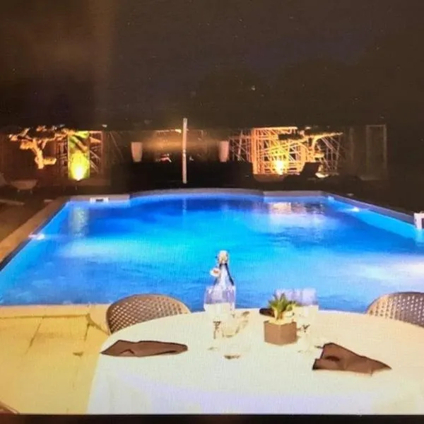 Sous Les Pins, hotel v destinaci Étoile-sur-Rhône