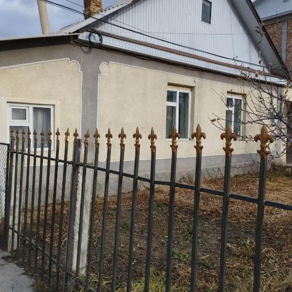 Guest house SONO adress Derbisheva 202, khách sạn ở Karakol