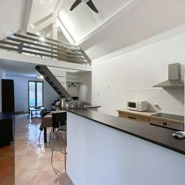 Le Calmette-Maison avec bel espace de vie en duplex- Climatisation- WIFI- terrain de pétanque-, hotel in Saint-Clément