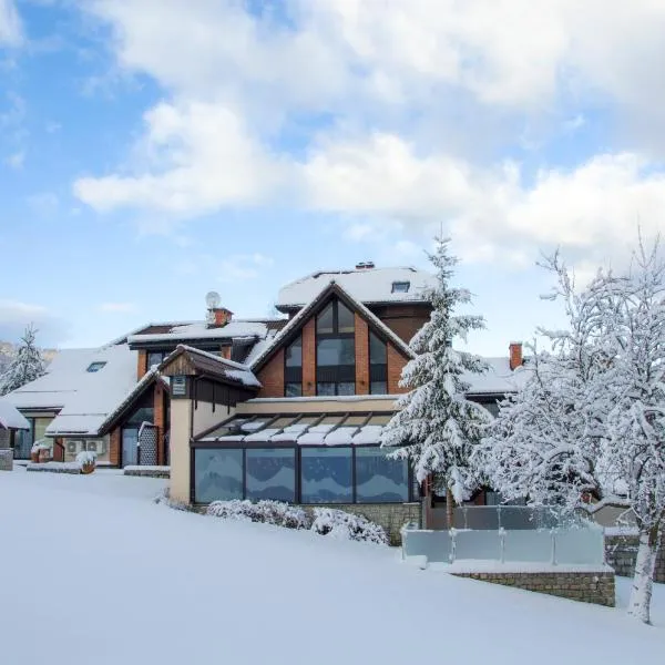 Rezydencja nad Wodospadem Spa&Wellness koło Szklarskiej Poręby โรงแรมในชกลาร์สกา ปอเรมบา