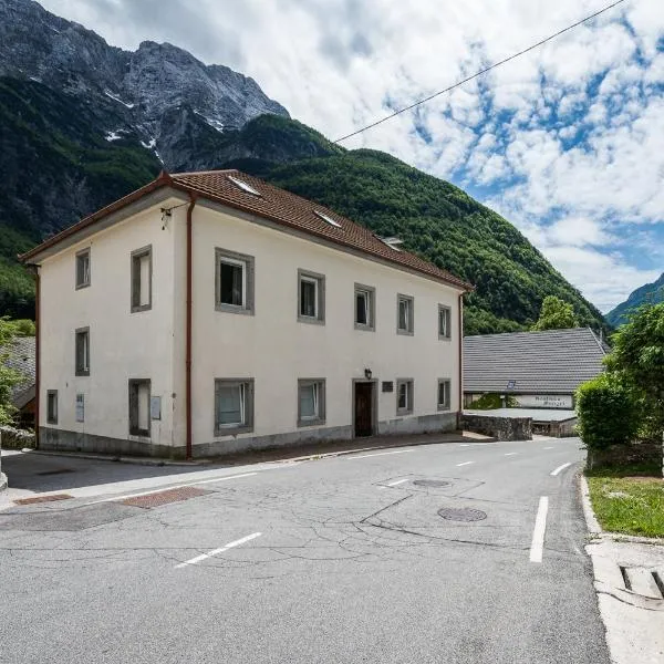 Hostel Kronotop in Triglav National Park, hotell i Log pod Mangartom