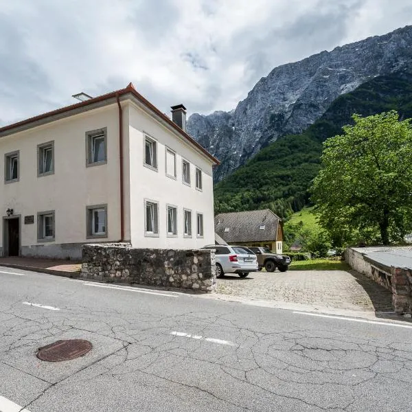 Hostel Kronotop in Triglav National Park, khách sạn ở Log pod Mangartom