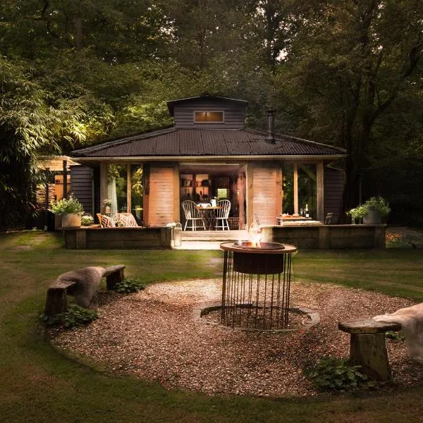 Luxury Boltholes cabin in the woods with hot tub, hotel in Five Oaks