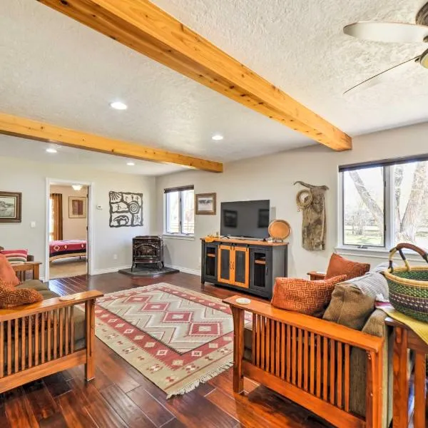 Spacious Mancos Home with Furnished Deck and Yard!, hotel v destinaci Mancos