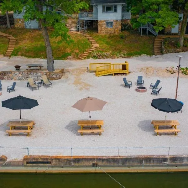 Lakeshore Fishing Cabins #4: Lake Ozark şehrinde bir otel