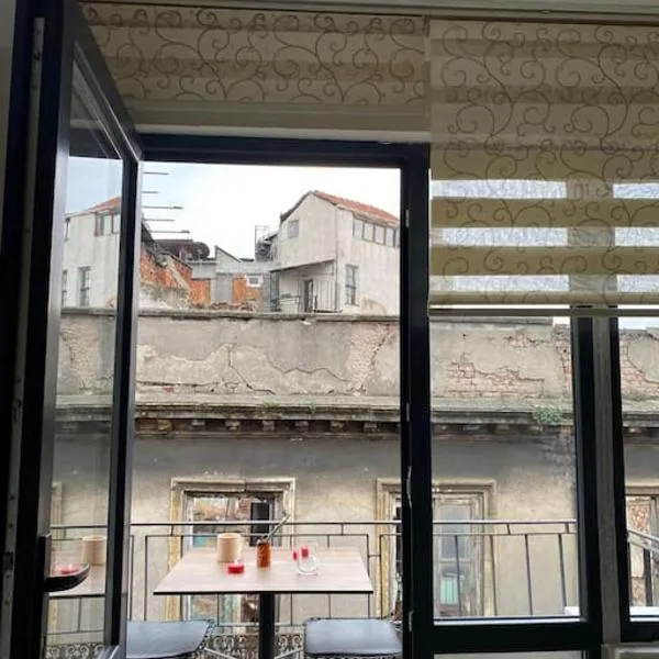 Cosy Flat Has Balcony in Taksim