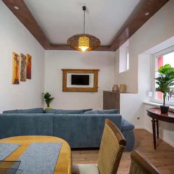 Apartment mit kleinem Innenhof im Erdgeschoss für bis zu 4 Personen, hotel in Klotten