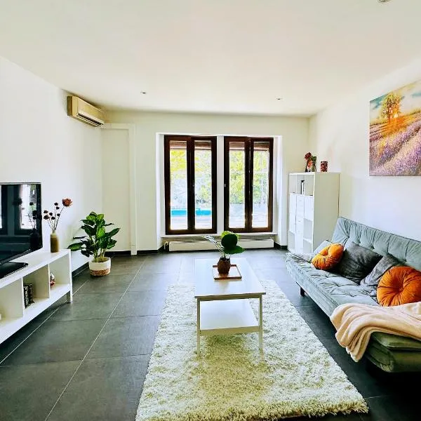 Montreux lake side apartment!, hotel v destinaci Montreux