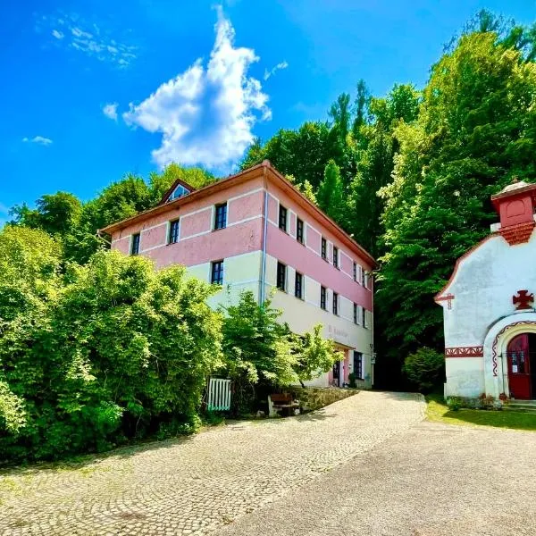 HARABURDI® Recyclart Hotel, hôtel à Borohrádek