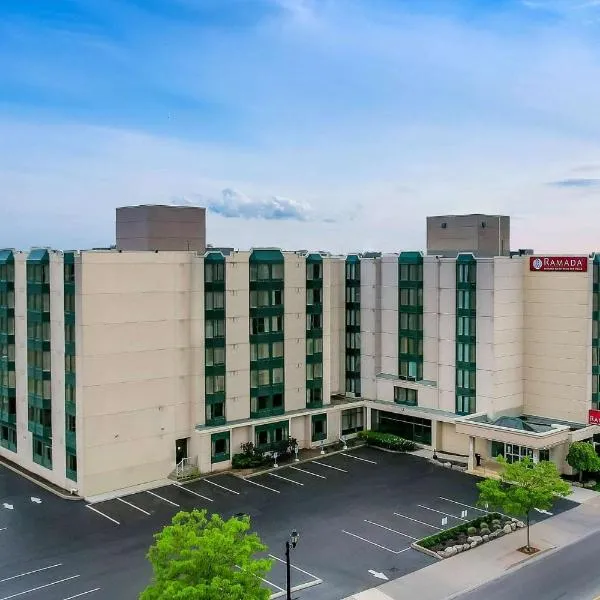 Ramada By Wyndham Niagara Falls near the Falls: Niagara Falls şehrinde bir otel