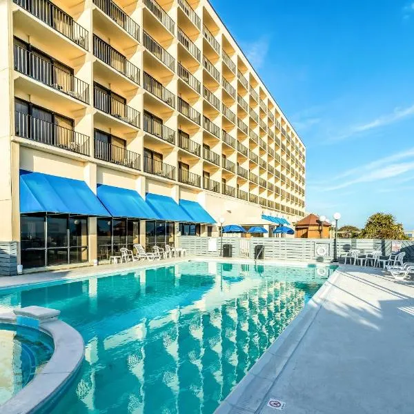 Crystal Coast Oceanfront Hotel, hotel di Emerald Isle