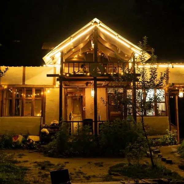 Zevibes Cafe & Homestay, hotel v destinaci Kalgha