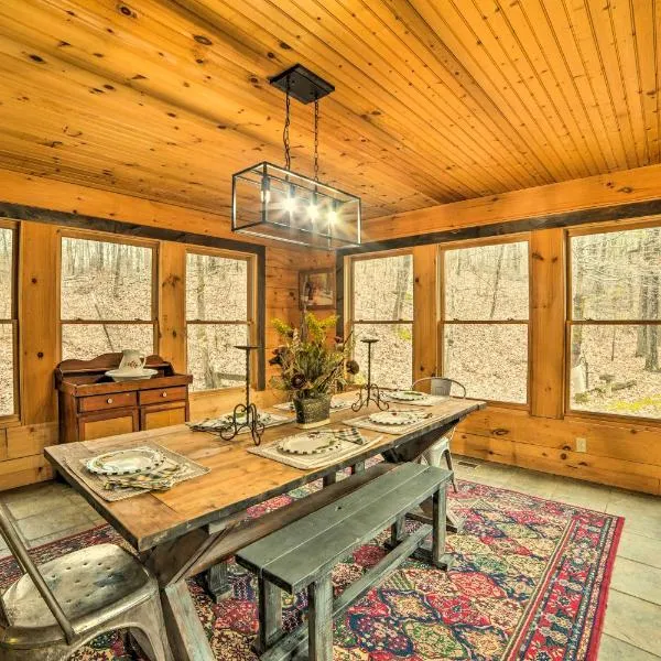 Quiet Cabin Retreat on 30 Acres Near Kentucky Lake, hotel v destinaci New Concord