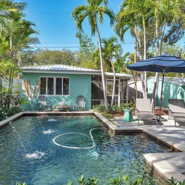 Charming Studio w Pool One Mile to Beach Pets Welcome, hotel in Lake Worth