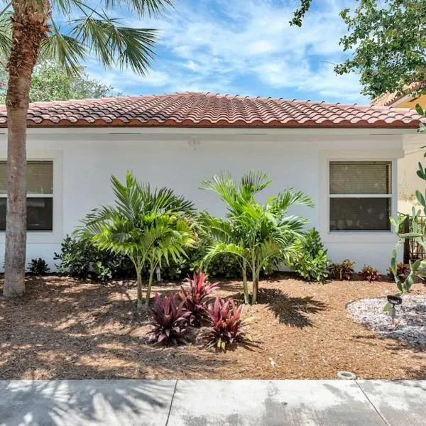 Peaceful Hideaway half Mile to Beach Pet friendly, hotel u gradu 'Lake Worth'