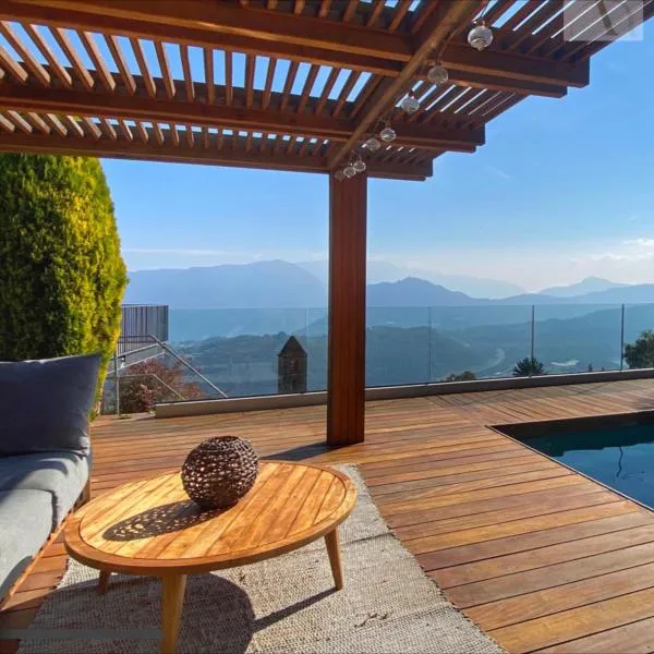 Family suite with garden and amaizing view to Lugano、カデマリオのホテル