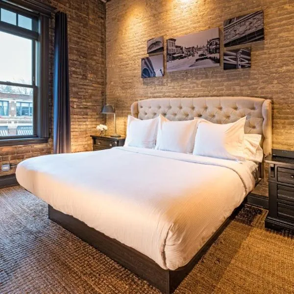 Hip Urban Loft-Small Town Charm-124 LOFTS #2, hotel v destinaci West Dundee
