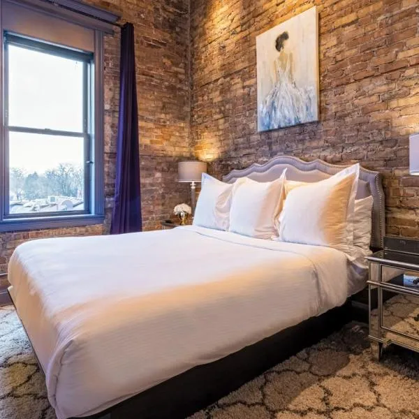 Hip Urban Loft - Small Town Charm -124 LOFTS #3, hotel v destinaci West Dundee
