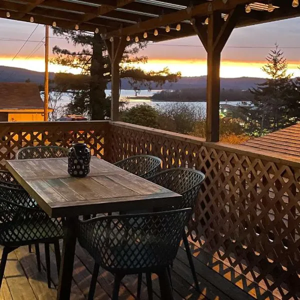 Fire Pit and Bay Views North Bend Home!, מלון בנורת' בנד