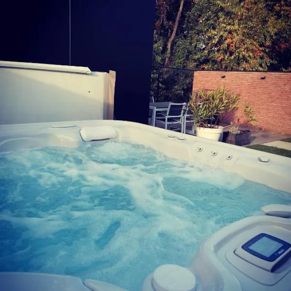Vakantievilla met jacuzzi Limburg, hotel v destinaci Kwaadmechelen