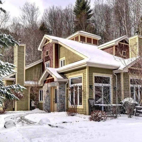 Excellent Townhome On Golf Course w/3 Bdrm 2 Bath, hotel v destinácii Mont-Tremblant