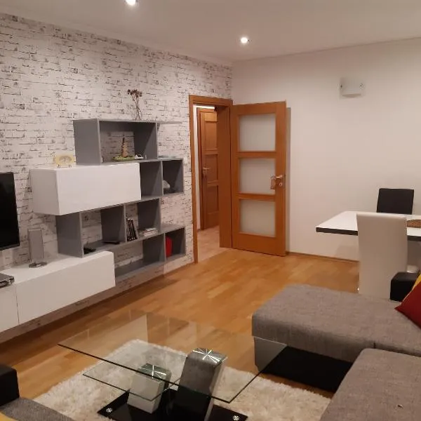 Slnečný 2 izbový byt 10 min. od centra mesta, hotel in Banská Bystrica