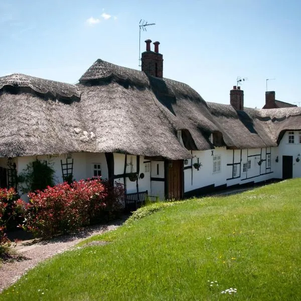 Castle Hill Cottage on a Scheduled Monument, хотел в Кенилуърт