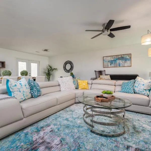 UF SUNSHINE HOUSE - Patio & BBQ - Chef Kitchen - EV Car Station - Upscale Neighborhood!, hotel v destinaci Gainesville
