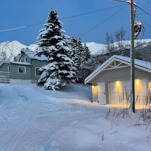 House with garage in central Lyngen, hotel in Lyngseidet