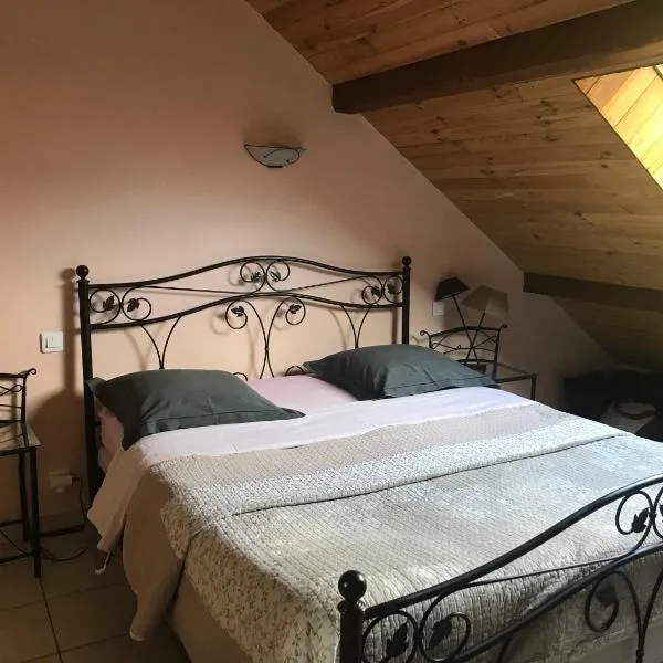 Le Rocher des Ducs, vue sur montagne, abris voitures et motos, hotel v destinaci Le Glaizil
