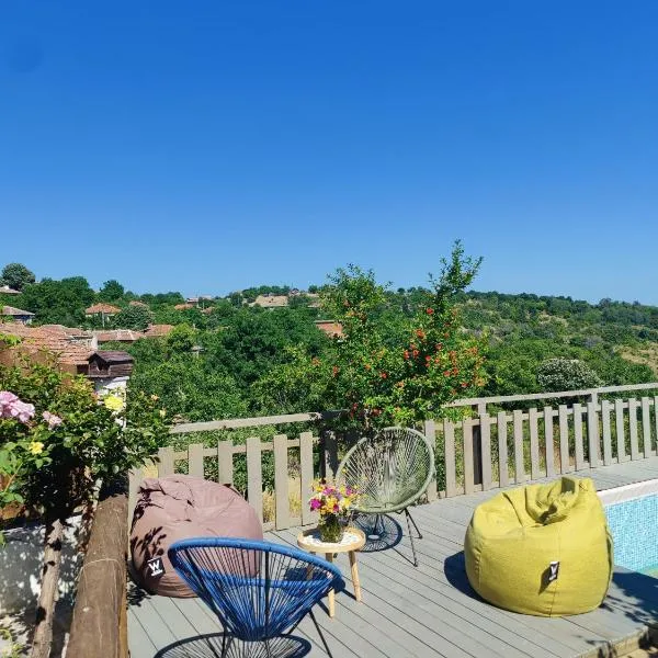 Namaste къща в село Камилски дол, hotel a Kamilski Dol