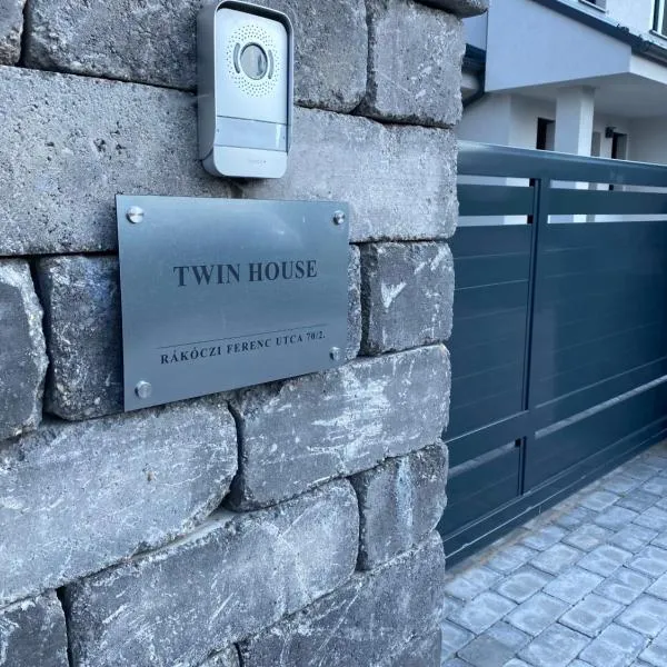 TWIN HOUSE, hótel í Gyál