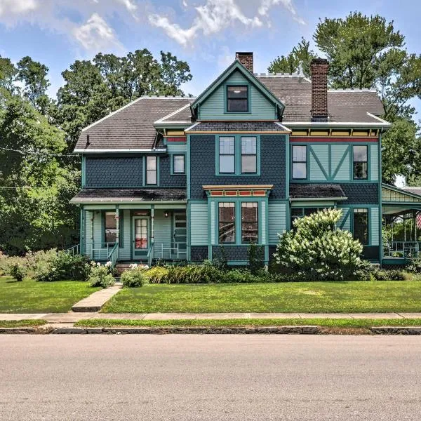 NEW Grand Historic Home - 4 Mi to WEC!, hotel v destinaci Wilmington