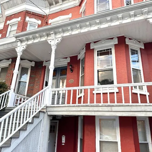 Classical Isbills Row House close to NYC, hotel di Bayonne