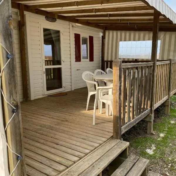 Mobil Home avec spacieuse terrasse à Meschers proche de Royan, hotel v destinaci Meschers-sur-Gironde