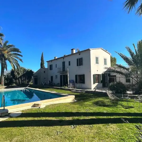 Son Jordi nou, beautiful villa near Alaro big swimming pool, BBQ mountain views 12people, hotel en Consell