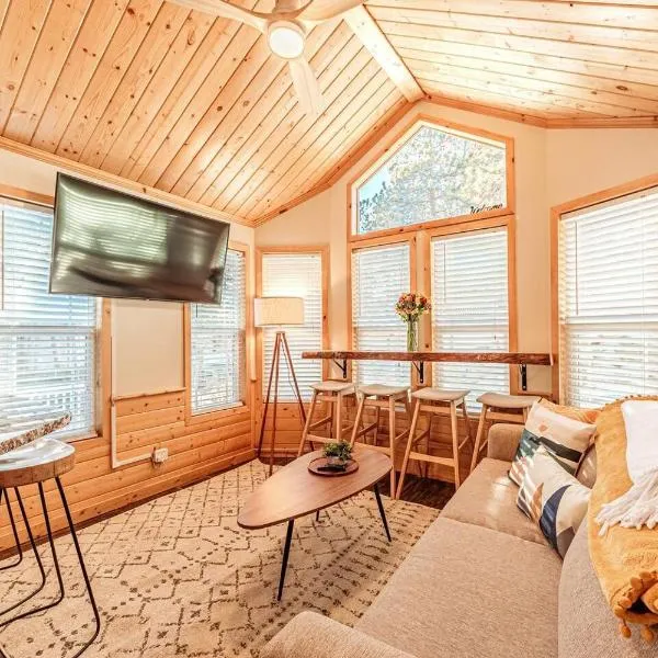 Tiny Haven Spacious Feel, BBQ & Peak Views, hotel v destinaci Woodland Park