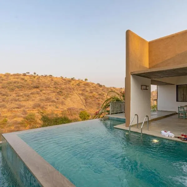 StayVista's Sage Scenery - Mountain-View Villa with Infinity Pool & Terrace, hotel v destinaci Udajpur